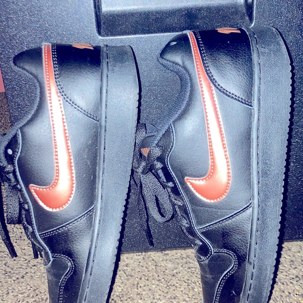 Black low top nike dunks w/ rose gold swish